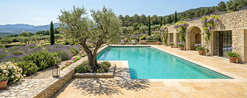 Douche intérieure en pierre naturelle — parois en marbre, petite fenêtre avec vigne, lumière matinale