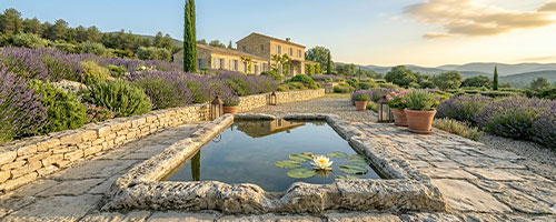 Bassin en pierre naturelle avec margelles travertin — jardin provençal