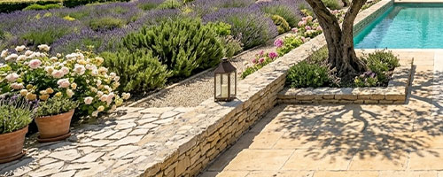 Vasque monolithe en granit dans un jardin ombragé — eau débordante, fougères au pied, mur en pierre