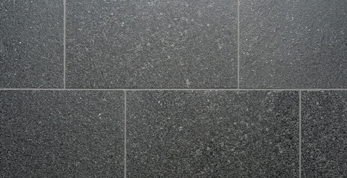 Grandes dalles granit brossé gris foncé — terrasse contemporaine